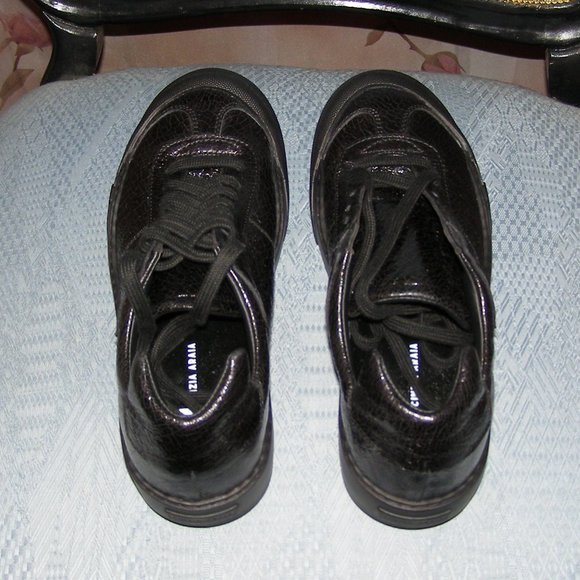 NEW 🖤 Cinzia Araia Black Crackled Low Top Sneakers 9 - Picture 5 of 13